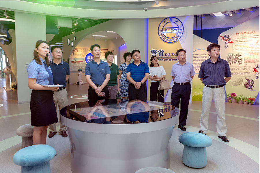 扬州市委政法委副书记沈兴华一行参观青少年法治教育实践基地